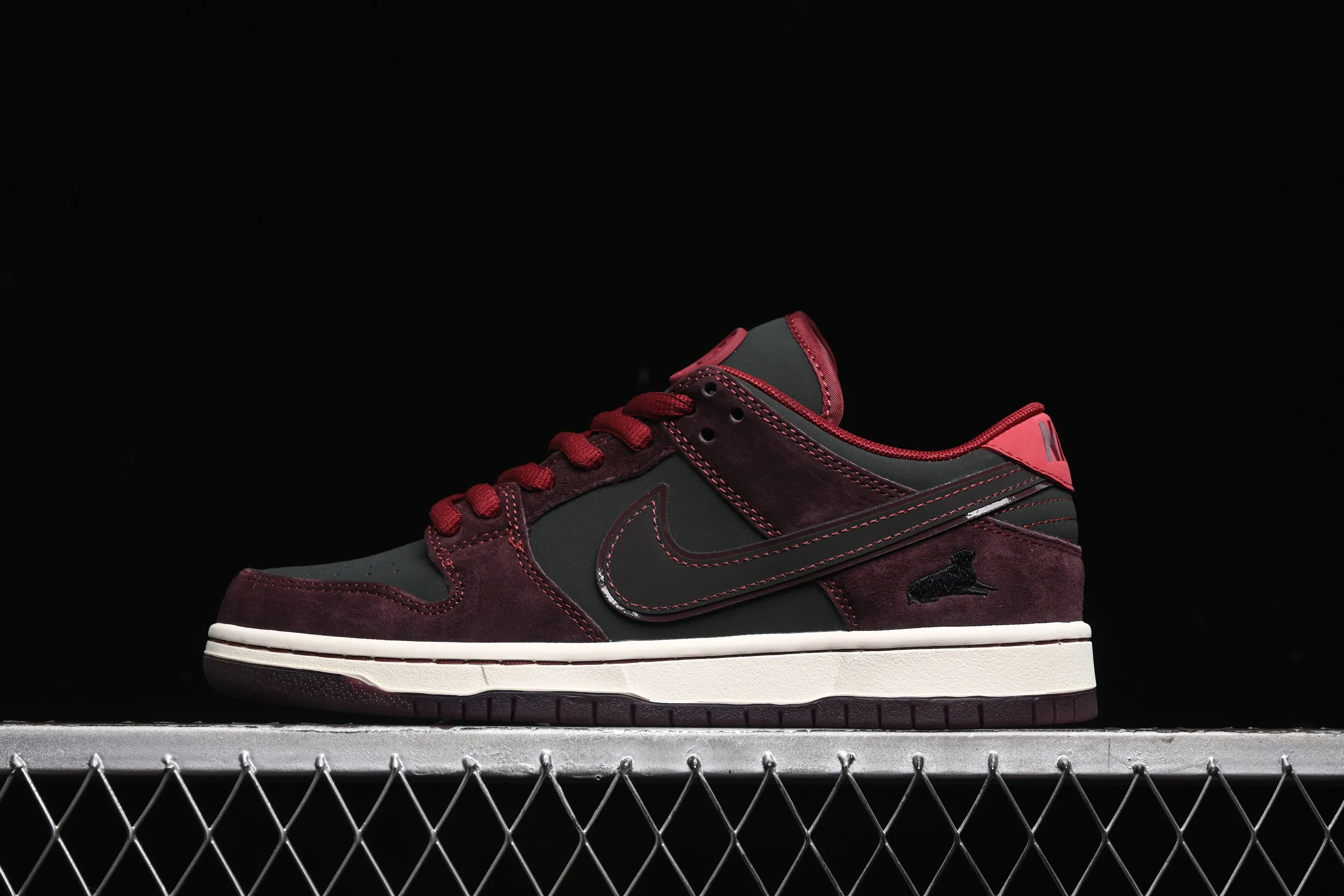 All categories Nk SB Dunk Series Nk SB Dunk Low low-top sneakers Riot Skateshop x Nk SB Dunk Low joint model Bordeaux red low-top casual sneakers FZ1289-200